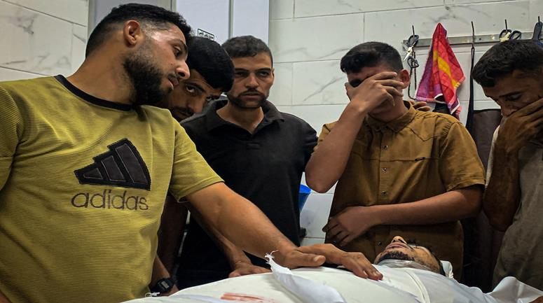 مواطنون يودّعون جثمان الشهيد محمود خليل مطوع في مستشفى الشفاء بمدينة غزة، بعد استشهاده في غارة إسرائيلية استهدفت مخيم جباليا شمال قطاع غزة